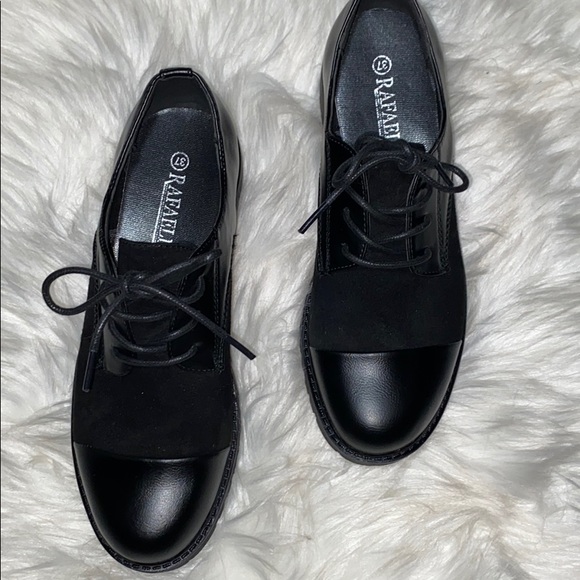 ⭐️🎩⭐️RAFAELLA LACE UP FLATS⭐️🎩⭐️ - Picture 1 of 4